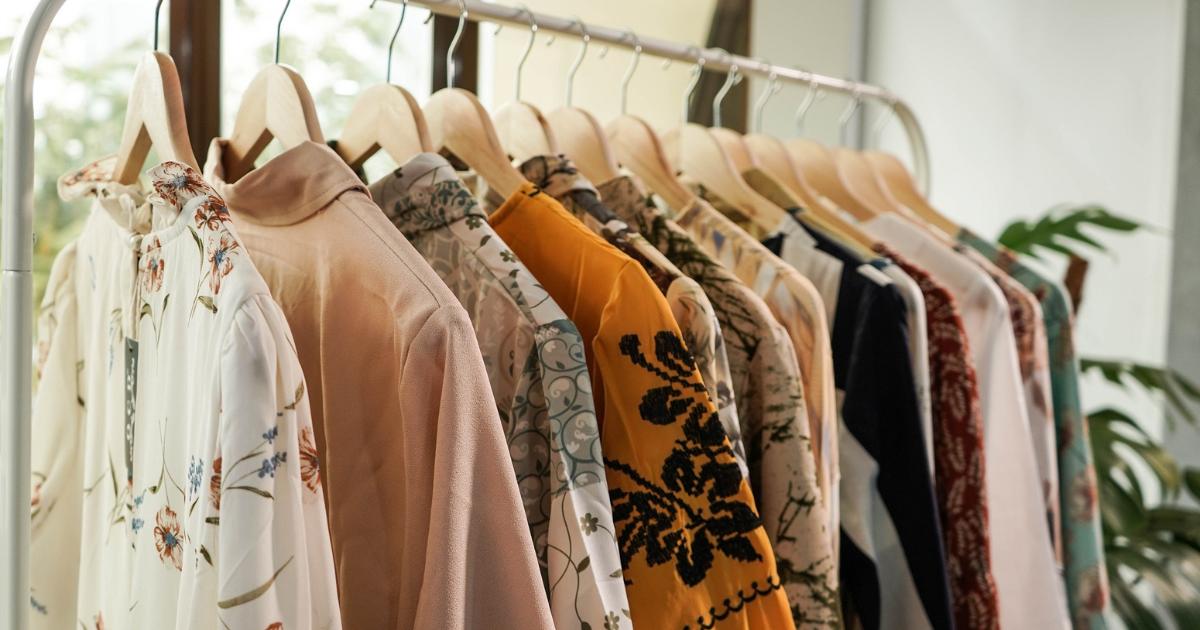 Fashion trends featuring retro button-up shirts hanging on a rack.